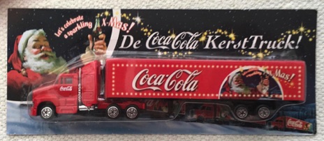 10142-3 € 6,00 coca cola vrachtwagen kerstman met flesje 18 cm (1x zonder doosje).jpeg